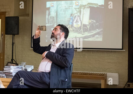 Il fotografo della Magnum Thomas Dworzak nella discussione circa il suo lavoro presso il National Guerra Civile Centro, Newark, Inghilterra. Foto Stock