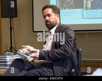 Il fotografo della Magnum Thomas Dworzak nella discussione circa il suo lavoro presso il National Guerra Civile Centro, Newark, Inghilterra. Foto Stock