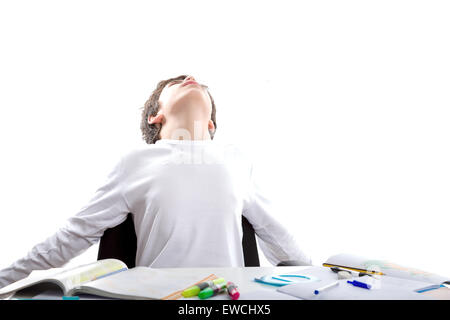 Liscia caucasico-pelato ragazzo seduto mentre si fanno i compiti a braccia aperte guardando il cielo con la sua testa indietro Foto Stock