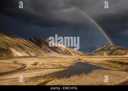 Rainbow e tempesta di compensazione sopra le montagne Barmur, Fiume Jokulgilskvisl, Landmannalaugar, Fjallabak, Islanda Foto Stock