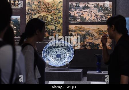 Pechino, Cina. Il 23 giugno, 2015. La gente visita un reliquie culturali mostra nel museo di capitale a Pechino Capitale della Cina, 23 giugno 2015. Un reliquie culturali mostra aperta a Pechino il martedì, in cui 232 reliquie culturali provenienti dal nord della Cina di Pechino, Tianjin e Hebei sono stati esposti al pubblico. © Luo Xiaoguang/Xinhua/Alamy Live News Foto Stock