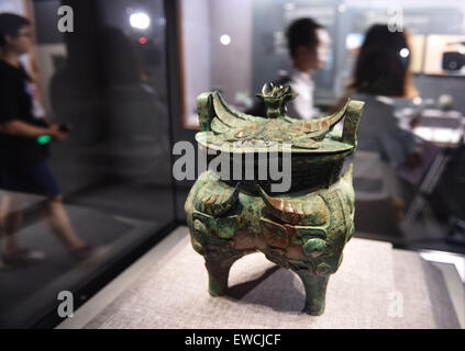 Pechino, Cina. Il 23 giugno, 2015. Foto scattata a giugno 23, 2015 mostra una reliquia culturale visualizzato nella capitale Museum di Pechino, capitale della Cina. Un reliquie culturali mostra aperta a Pechino il martedì, in cui 232 reliquie culturali provenienti dal nord della Cina di Pechino, Tianjin e Hebei sono stati esposti al pubblico. © Luo Xiaoguang/Xinhua/Alamy Live News Foto Stock