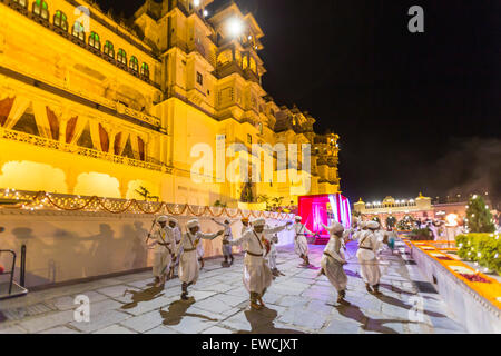 Gira danza eseguita presso la Holi festival presso il Palazzo di Città, Udaipur, India Foto Stock