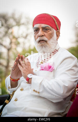 Maharana Rana Sriji Arvind Singh Mewar durante la Holi festival, City Palace di Udaipur, India Foto Stock