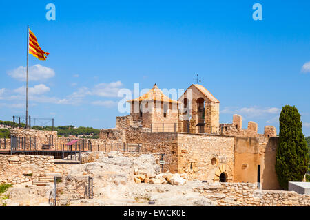 Castello medievale nella città di Calafell, Spagna. Torri di pietra, pareti a strisce e la bandiera della Catalogna Foto Stock