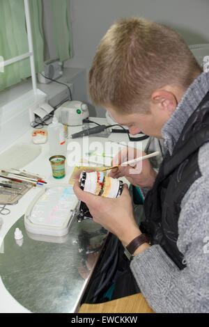 Odontotecnico nel laboratorio tecnico produce ponte in ceramica per i medici Foto Stock