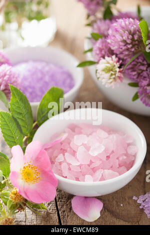 Spa con rosa sale a base di erbe e wild rose fiori clover Foto Stock