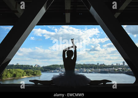 Silhouette di grazioso ballerina in tutù bianco Foto Stock