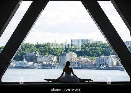 Silhouette di grazioso ballerina in tutù bianco Foto Stock