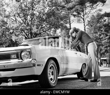 Giovani adulti e vecchi Dodge, stile anni 70, immagine in bianco e nero. Foto Stock