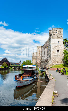 Il Castello e il fiume Trento; Newark-on-Trent, Nottinghamshire Foto Stock