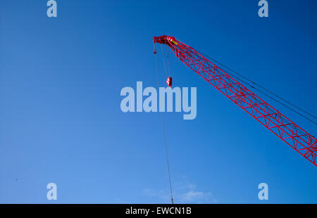 Gru contro il cielo blu, utilizzati nella costruzione su Brighton i360 spostando la visualizzazione di Torre progettata da Marks Barfield Foto Stock