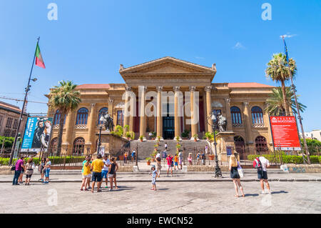 PALERMO, Italia - 16 agosto 2014: turisti nella parte anteriore della famosa Opera House Teatro Massimo di Palermo, Sicilia, Italia. Foto Stock