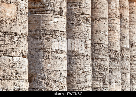 Le colonne del tempio greco di Segesta, Sicilia Foto Stock