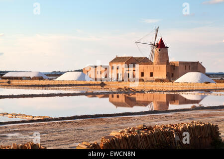 Il mulino a vento a Marsala saltern, Sicilia, Italia meridionale Foto Stock