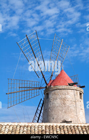 Vecchio mulino a vento sulla saline di Trapani, in Sicilia, Italia Foto Stock