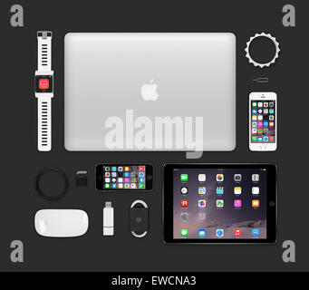 Varna, Bulgaria - 11 Febbraio 2015: vista superiore dei prodotti Apple tech mockup che include la retina macbook pro, ipad aria 2, smart Foto Stock