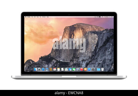 Varna, Bulgaria - 03 Novembre 2013: direttamente vista frontale di Apple MacBook Pro da 15 pollici Retina con OS X Yosemite sul display. Foto Stock