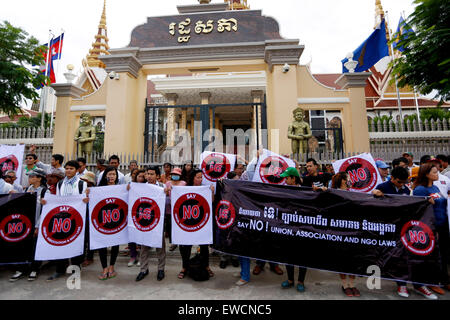 (150623) -- Phnom Penh, 23 giugno 2015 (Xinhua) -- attivisti manifestano di fronte all'Assemblea Nazionale a Phnom Penh, Cambogia, 23 giugno 2015. Più di 100 attivisti provenienti da una trentina di organizzazioni non governative e le associazioni si sono stretti nella parte anteriore della Cambogia Assemblea Nazionale di martedì mattina per protestare contro un controverso progetto di legge sulle organizzazioni non governative (ONG) e le associazioni. Nel quadro del progetto di legge, le ONG e le associazioni sarà richiesto di registrare la loro nazionalità con il governo cambogiano per avere valore legale e che sono necessari per il file report sul proprio agire Foto Stock