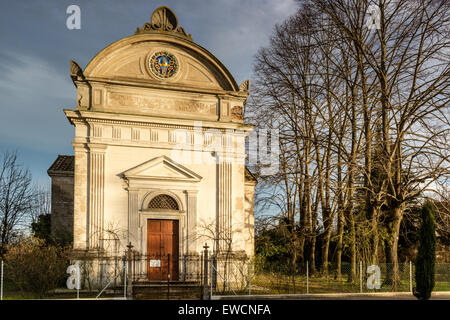 Facciata del XVII secolo la chiesa, l'oratorio di 'Santissima Annunziata" (Sepulcrum Gentis Piancastelli) in Fusignano, Italia Foto Stock