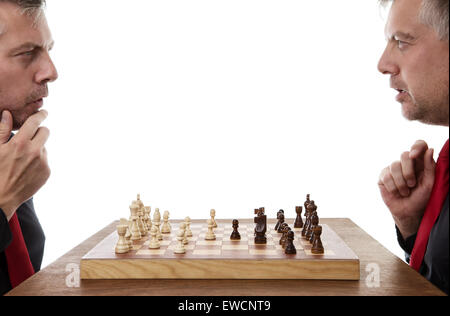 L'uomo gioca a scacchi contro se stesso shot in studio Foto Stock