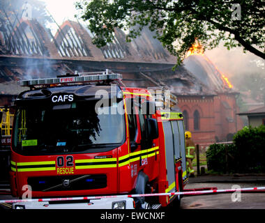 Fleet, Hampshire, Regno Unito. Il 22 giugno, 2015. Ragazzo, 17, arrestato il sospetto della presenza della Chiesa arson un 17-anno-vecchio ragazzo dalla flotta è stato arrestato per sospetto di arson in connessione con il fuoco che ha travolto una chiesa la scorsa notte. Forze di polizia sono chiamati a 5,49 pm Lunedì 22 Giugno, 2015 a un incendio in Chiesa di Tutti i Santi sulla strada della Chiesa, flotta. Hants ufficiali sta indagando se il fuoco è legata ad eventuali relazioni simili Credito: Jason Kay/Alamy Live News Foto Stock