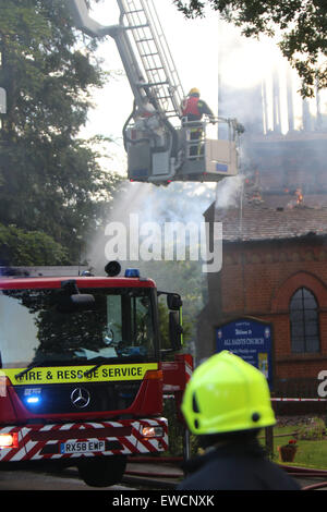 Fleet, Hampshire, Regno Unito. Il 22 giugno, 2015. Ragazzo, 17, arrestato il sospetto della presenza della Chiesa arson un 17-anno-vecchio ragazzo dalla flotta è stato arrestato per sospetto di arson in connessione con il fuoco che ha travolto una chiesa la scorsa notte. Forze di polizia sono chiamati a 5,49 pm Lunedì 22 Giugno, 2015 a un incendio in Chiesa di Tutti i Santi sulla strada della Chiesa, flotta. Hants ufficiali sta indagando se il fuoco è legata ad eventuali relazioni simili Credito: Jason Kay/Alamy Live News Foto Stock