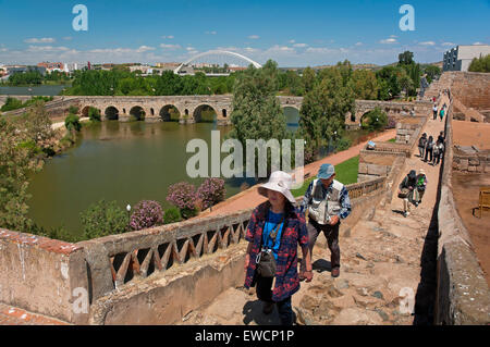 Vista dall'Alcazaba, ponte romano oltre il fiume Guadiana (sullo sfondo del Lusitania ponte), Merida, provincia di Badajoz, Foto Stock