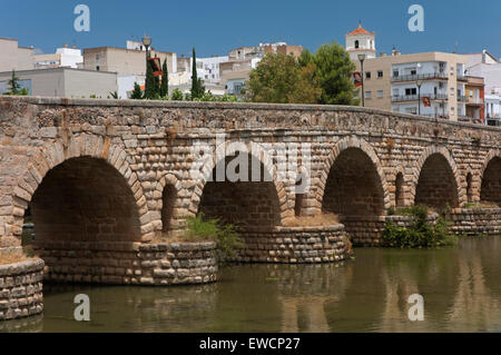 Ponte romano oltre il fiume Guadiana, Merida, provincia di Badajoz, regione Estremadura, Spagna, Europa Foto Stock