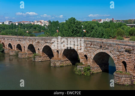 Ponte romano oltre il fiume Guadiana, Merida, provincia di Badajoz, regione Estremadura, Spagna, Europa Foto Stock
