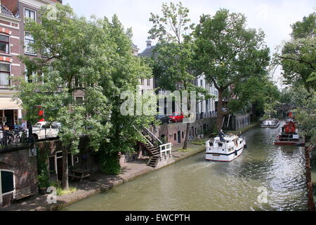 Barche a Oudegracht canal, un albero-canal ombreggiata con vecchie banchine abbassata nel medioevo interna della città di Utrecht, Paesi Bassi Foto Stock