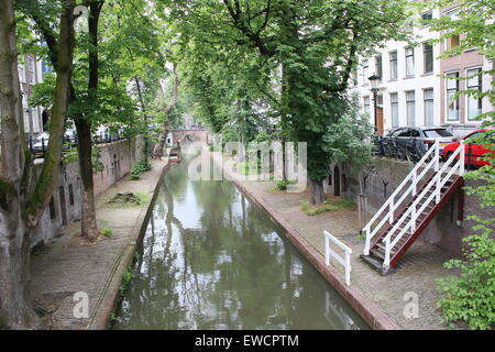 Nieuwegracht canal, un albero-canal ombreggiata con pontili abbassata nel medioevo interna della città di Utrecht, Paesi Bassi Foto Stock