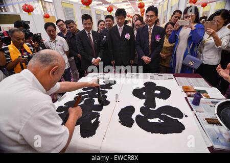 (150623) -- Shah Alam, Giugno 23, 2015 (Xinhua) -- Un aritist scrive la calligrafia cinese opere che significa la " fedeltà " e " giustizia " durante il primo international Guan Gong festival culturale a Shah Alam, Selangor, Malaysia, 23 giugno 2015. Oltre 300 esperti provenienti da Cina, Indonesia, Singapore, Vietnam, in Malaysia e in altri paesi e regioni hanno partecipato all'evento per discutere gli effetti positivi di Guan Gong spirito nella società moderna. Guan Gong, ossia Guan Yu, è un antico generale cinese in tre regni periodo. Egli è un ben noto personaggio storico per la sua fedeltà e giustizia.(Xin Foto Stock