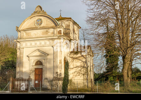 Facciata del XVII secolo la chiesa, l'oratorio di 'Santissima Annunziata" (Sepulcrum Gentis Piancastelli) in Fusignano, Italia Foto Stock