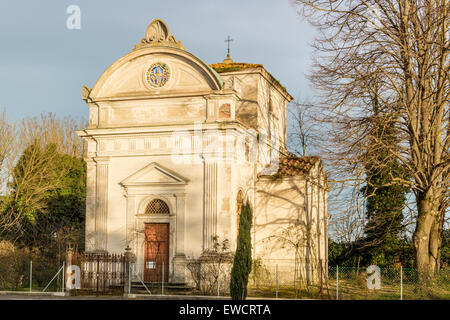 Facciata del XVII secolo la chiesa, l'oratorio di 'Santissima Annunziata" (Sepulcrum Gentis Piancastelli) in Fusignano, Italia Foto Stock