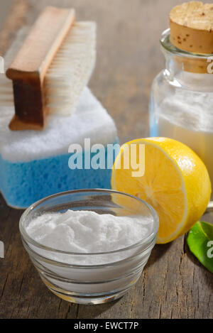 I detergenti organici con il bicarbonato e limone Foto Stock