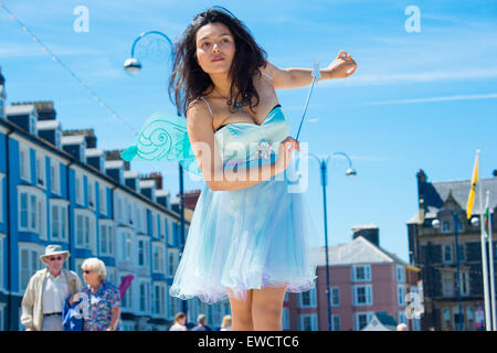 Aberystwyth, Wales, Regno Unito. Il 23 giugno, 2015. 20 enne MONET MITCHELL tenta di eseguire i suoi poteri di fata in un pomeriggio soleggiato in Aberystwyth Wales UK in preparazione per la "fata giorno" 2015. Fata è un giorno per le fate, magia e desideri si avverano. Per un giorno le persone sono invitati a mettere da parte il cinismo del mondo moderno e abbracciare le possibilità dell'ignoto, e credo in fate Photo credit: Keith Morris/Alamy Live News Foto Stock