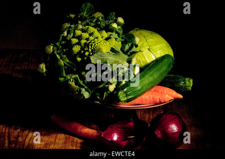 Footed piastra con verdure Foto Stock