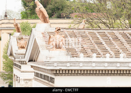 Animali araldici sul tetto di un tempio Foto Stock