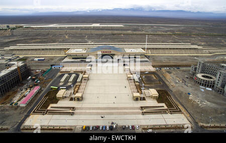 (150623) -- URUMQI, 23 giugno 2015 (Xinhua) -- foto scattata con un drone il 19 Maggio 2015 mostra la stazione nord di Turpan, a nord-ovest della Cina di Xinjiang Uygur Regione autonoma. Il 1.776-chilometro Lanxin rete ferroviaria ad alta velocità è stato messo in funzione del 26 dicembre 2014, collegando Lanzhou, capitale della provincia di Gansu, Xining, capitale della Provincia di Qinghai e Urumqi, tutti nel nord ovest della Cina. Nel 2015, le foto aeree del Xinjiang sezione di Lanxin rete ferroviaria ad alta velocità sono state prese da una fotografia aerea gruppo di Xinhua News Agency e vari landforms di Xinjiang sono state registrate. (Xinhua Foto Aerea Foto Stock