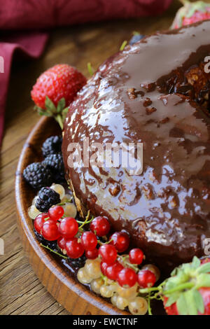 Pan di Spagna con glassa al cioccolato e frutti di bosco freschi Foto Stock