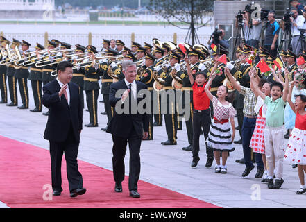 Pechino, Cina. Il 23 giugno, 2015. Il presidente cinese Xi Jinping (L) detiene una cerimonia di benvenuto per il re Filippo del Belgio prima di loro parla, a Pechino, capitale della Cina, 23 giugno 2015. © Pang Xinglei/Xinhua/Alamy Live News Foto Stock