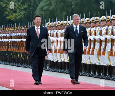 Pechino, Cina. Il 23 giugno, 2015. Il presidente cinese Xi Jinping (L) detiene una cerimonia di benvenuto per il re Filippo del Belgio prima di loro parla, a Pechino, capitale della Cina, 23 giugno 2015. © Pang Xinglei/Xinhua/Alamy Live News Foto Stock