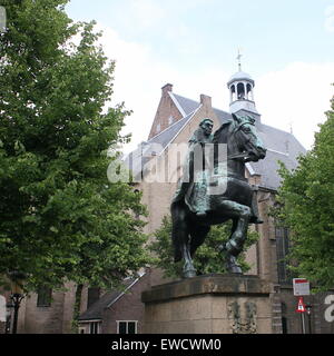 Statua del Vescovo Villibrordo di fronte al XI secolo Janskerk (Chiesa di San Giovanni Evangelista) a Janskerkhof, Utrecht, Paesi Bassi Foto Stock