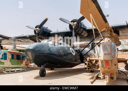 HATZERIM, Israele - 27 Aprile 2015: Campana Huei AH-1G Cobra - American elicottero Cobra fine costruttiva PBY Catalina aereo al mus Foto Stock