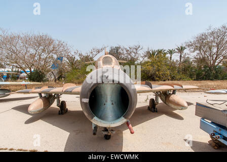 HATZERIM, Israele - 27 Aprile 2015: Mikoyan-Gurevich MiG-15 - jet fighter aircraft trainer presso il museo della Air Force IDF Foto Stock