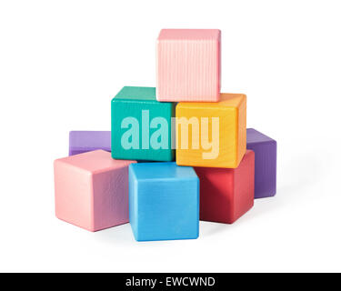 Giocattolo di legno blocchi su sfondo bianco Foto Stock