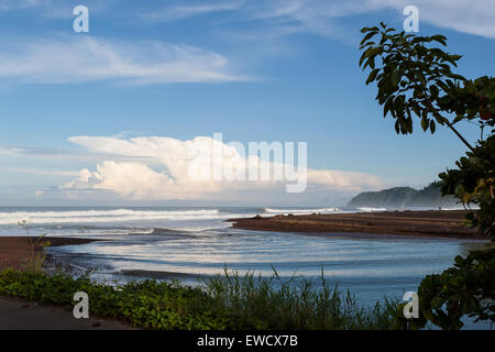 Il paesaggio della marea a Playa Jaco in Costa Rica. Foto Stock