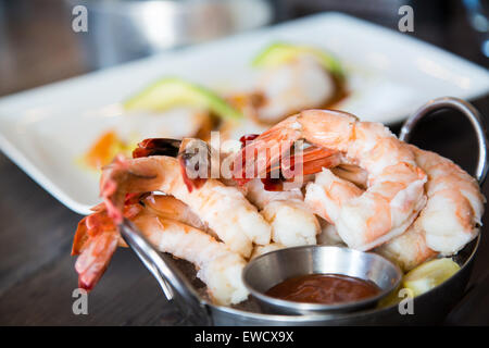 A che serve di gamberi bolliti con salsa cocktail Foto Stock