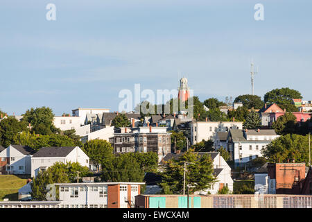 Una vista degli edifici sulle colline di Portland, Maine dal mare Foto Stock